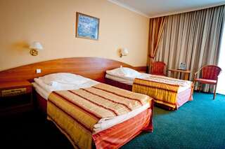 Отель Hotel Atut w Licheniu Лихень Двухместный номер «Комфорт» с 1 кроватью или 2 отдельными кроватями-1