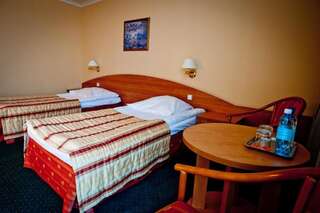 Отель Hotel Atut w Licheniu Лихень Двухместный номер «Комфорт» с 1 кроватью или 2 отдельными кроватями-4